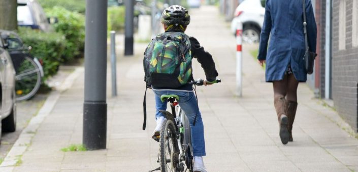 Schulkind-Fahrrad Schulkind mit Fahrrad
