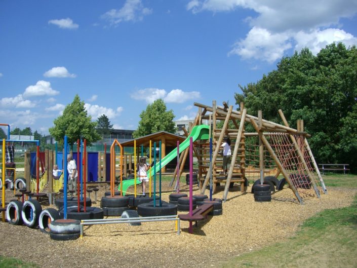 childrens-playground-247722_1280 Kinderspielplatz mit verschiedenen Geräten
