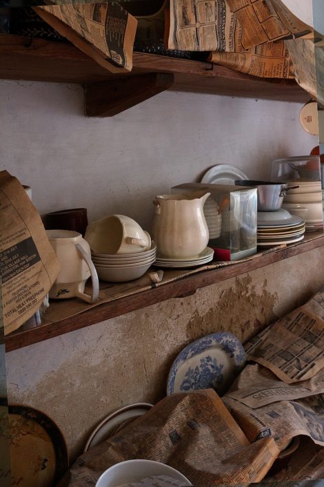 shelf-2193718_1280 (1) alte Krüge und Teller