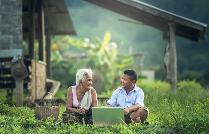 Bub und Oma mit Laptop Bub und Oma mit Laptop
