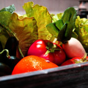 Gemüse und Obst in einer Lieferkiste
