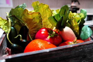 Gemüse und Obst in einer Lieferkiste