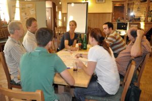 Leaderregion Weinviertel Manhartsberg Geschäftsführerin Mag.a Renate Mihle in einem Meeting mit jungen Menschen am Tisch